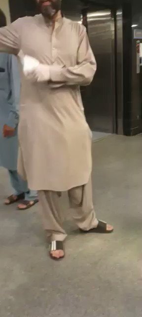 معروف اسلام آباد ہسپتال کے نام پر ذبح خانہ ہونے کی روایت برقرار رکھتے ہوئے۔ ڈائریا کی مریضہ کو چھوٹے بچے کے ساتھ ایمرجنسی میں رکھا اور 4 گھنٹے بعد اطلاع دی گئی کے یہاں کورونا کے مریض تھے۔ان طاقتوروں کے خلاف کسی کا زور نہیں چلتا۔ میں اپنے بابا کے قتل کے انصاف کی اب تک منتظر ہوں۔۔ https://t.co/Dt0246A1UP https://t.co/IbGiOJOF9p
