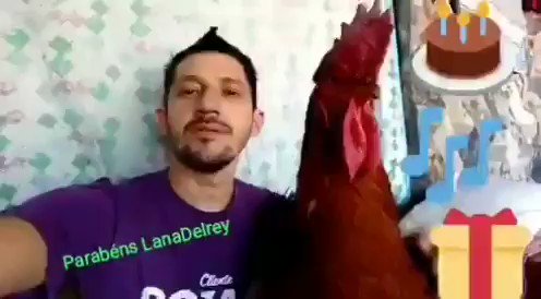 O galo parabenizando a lana EU TO MORRENDO, parabéns Elizabeth  HAPPY BIRTHDAY LANA DEL REY 