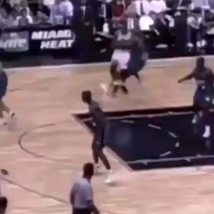 Timeless Sports (@timelesssports_) on Twitter photo 2020-06-22 18:49:20 (1998) Grant Hill and Alonzo Mourning get tangled up ... Hill puts ‘Zo on a nasty poster the very next play! 🥶 (1998) Grant Hill and Alonzo Mourning get tangled up ... Hill puts ‘Zo on a nasty poster the very next play! 🥶