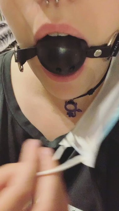 Lo que puede ir debajo de una mascarilla 🌚 https://t.co/Wxe8PBmQsK<a href="/tag/daddy"class="tags"><span>#daddy</span></a><a href="/tag/sub"class="tags"><span>#sub</span></a><a href="/tag/ddlg"class="tags"><span>#ddlg</span></a>