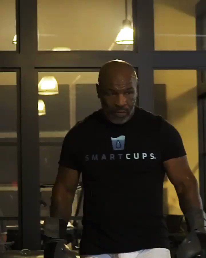 IRON MIKE 🔥 Prestes a completar 54 anos na semana que vem, Mike Tyson segue impressionando - com o luxuoso auxílio de Rafael Cordeiro. Quem aí quer ver o ex-campeão mundial de Boxe am ação? (📽️ via @MikeTyson) https://t.co/xKk2clwrB0