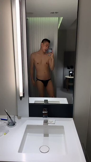 Just a puppy showing off his puppy tail ? https://t.co/DpOPFq9W8e