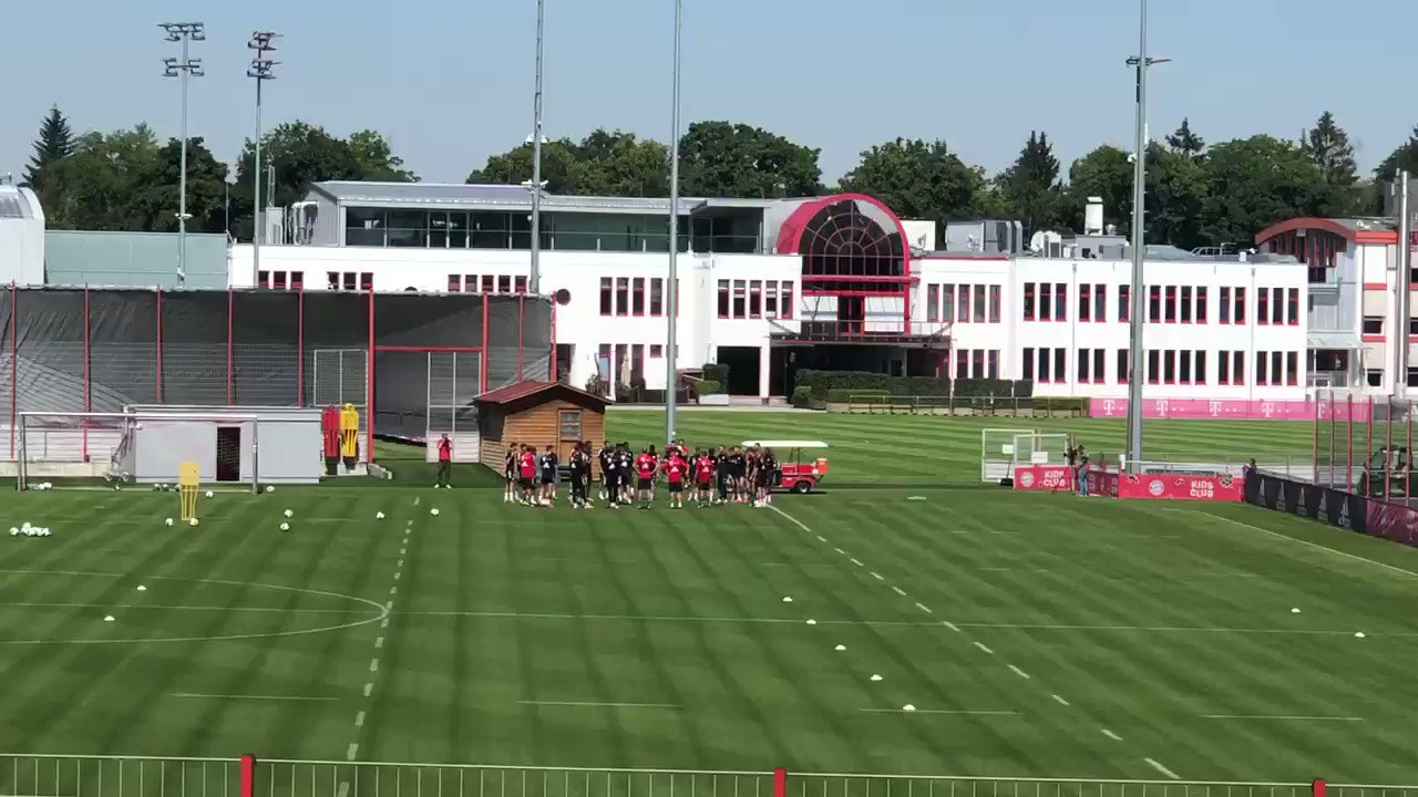 Das Bayern-Training beginnt mit einem Happy Birthday und Geburtstags-Spalier für David Alaba, der heute 28 wird. 