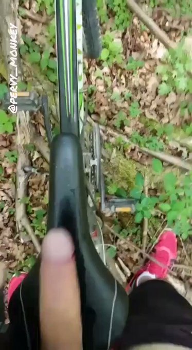 Cycliste l?che une grosse décharge sur sa selle.

Selle qui va avoir besoin d'un bon coup de nettoyage