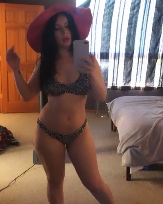 This birthday hat 😍😍 https://t.co/U1HkvtS2Ka