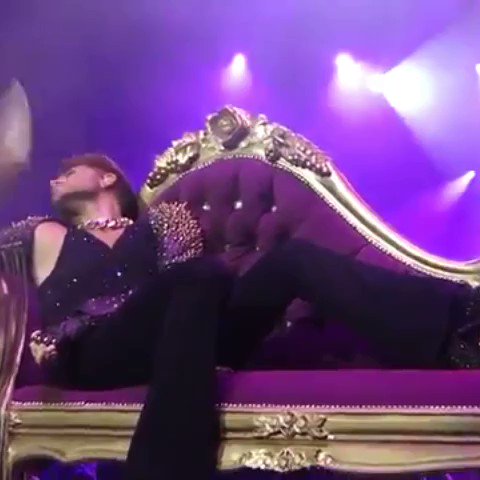 One of the best QAL Videos Ever! 👏🏼😂🙌🏼
Love This Dork So Much!🥰😂😘
#AdamLambert #QAL
Whoever took this video, bless you!🙏🏻 https://t.co/ngjldgjLjj