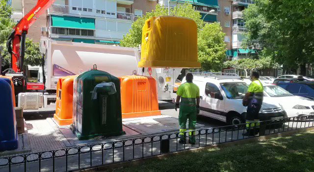 🚛 Nuestros equipos de recogida continúan trabajando. Hace un rato, en la Calle Venus. #Alcorcón. https://t.co/nbEkZNauEW
