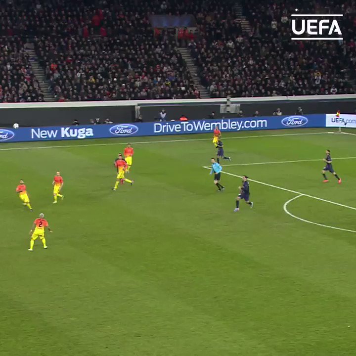 π΅π΄ No-look through ball by Dani Alves π
#UCL | @FCBarcelona | @DaniAlvesD2 https://t.co/GOisJblD6D