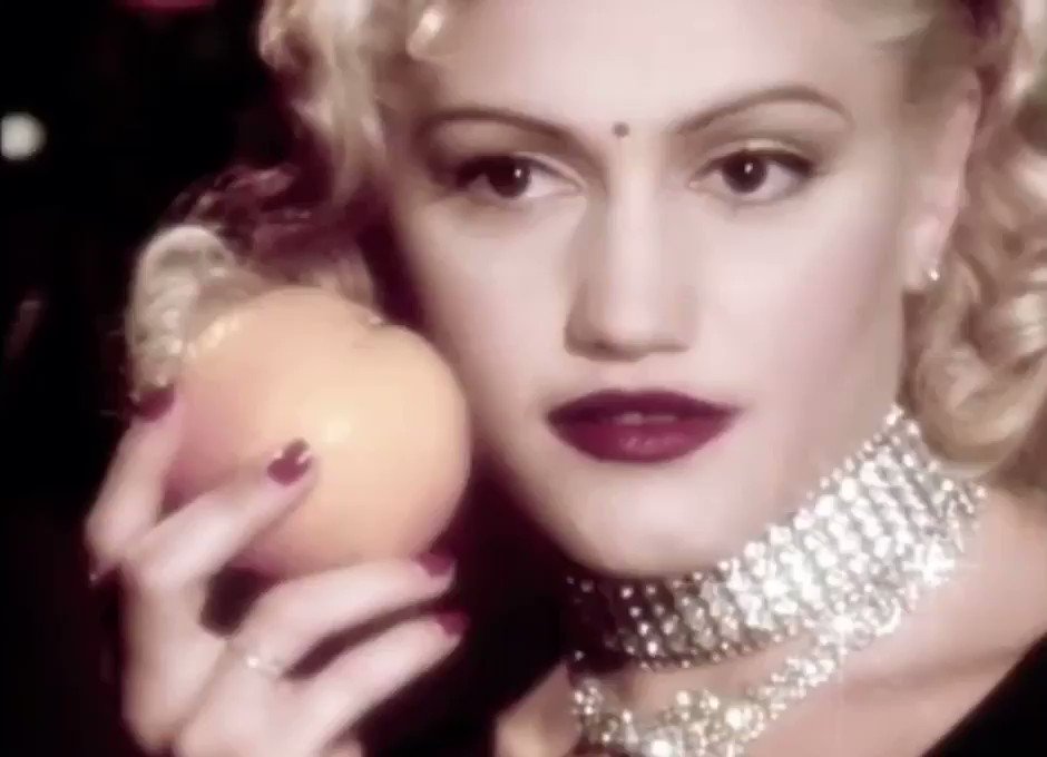 Happy birthday to the ICONIC gwen stefani     
