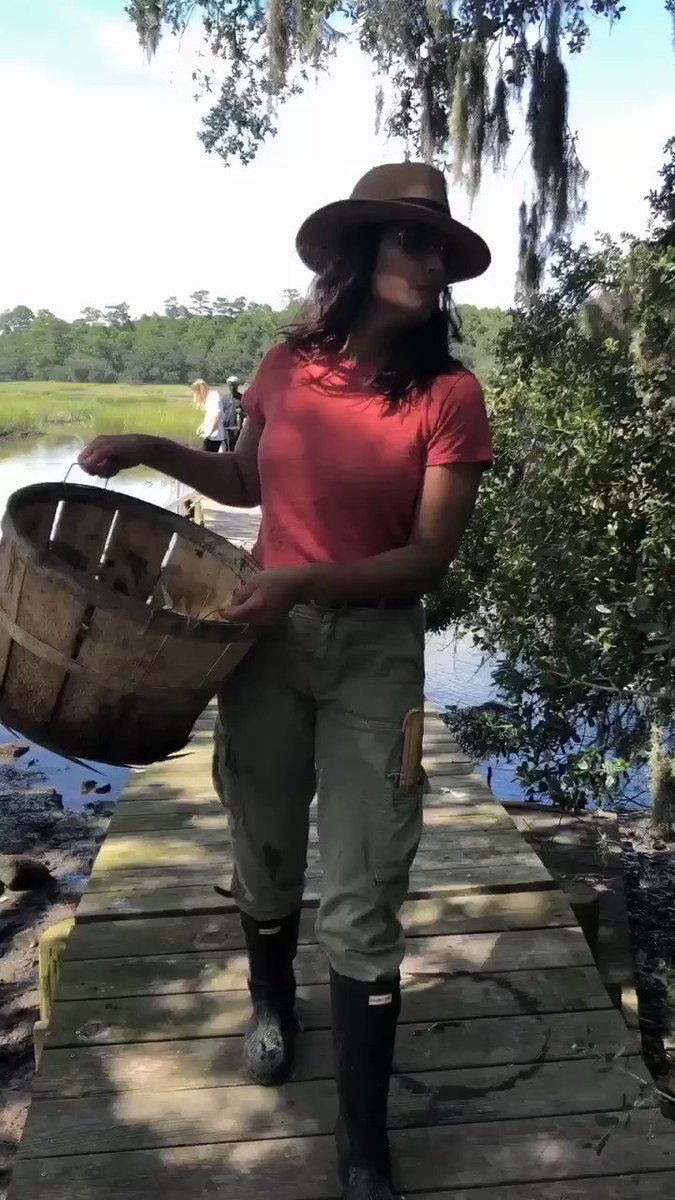 Some behind-the-scenes crabbin’ action from “The Gullah Way” 😂🦀 episode of “Taste the Nation”: https://t.co/pa55gynkqL https://t.co/Y3O0DumWBS