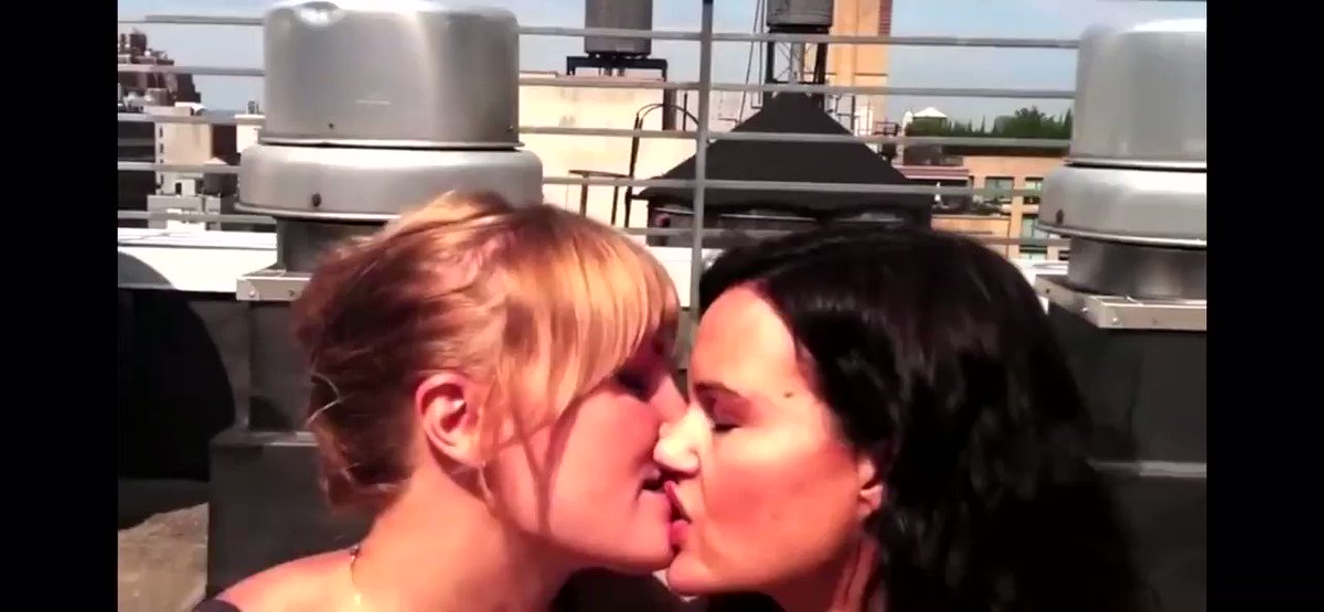 Screaming double blowjob feet makeout