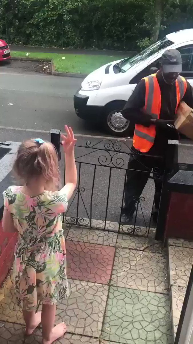 Cette petite fille a appris la langue des signes pour remercier son livreur 🙂 https://t.co/EjWsl84FaN