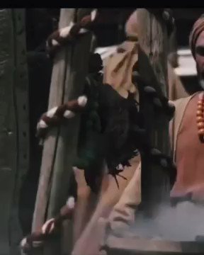 كانوا المسلمين قلة وكانت قريش تشوه صوره القرآن وتصفه أنه كلام ينطق من شخص مجنون من دون أن يسمعوه حتى، فأراد رسول الله واصحابه أن يسمعوا قريش القرآن لأول مره،فقام صحابي جليل ضعيف البنيه قوي الايمان وتوجه لقلب مكه وجهر بالقرآن حتى أنهالوا عليه المشركين بالضرب ،إنهُ عبدالله بن مسعود https://t.co/Y9mxtBNSCL