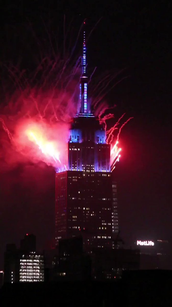 The finale of the Macy's 4th of July fireworks atop the @EmpireStateBldg #NYC https://t.co/OktPz0IBBp