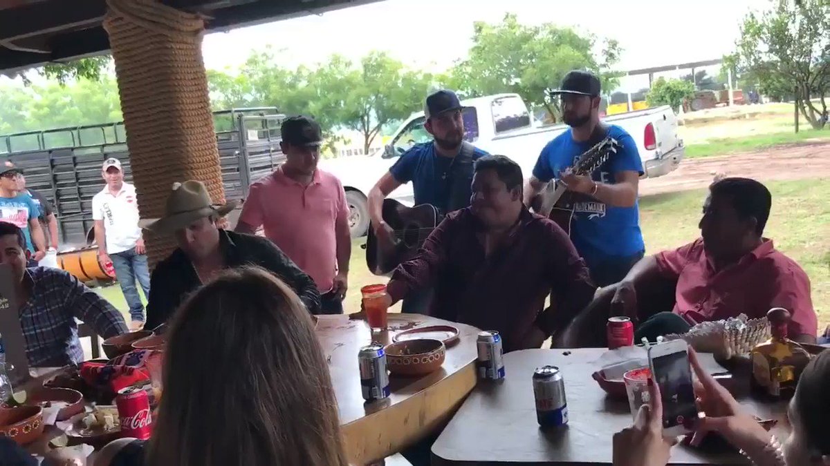 Corridos & Bandas (@CorridosYBandas) on Twitter photo 2020-07-07 04:39:34 Con qué le pago a la vida... Con qué le pago a la vida...