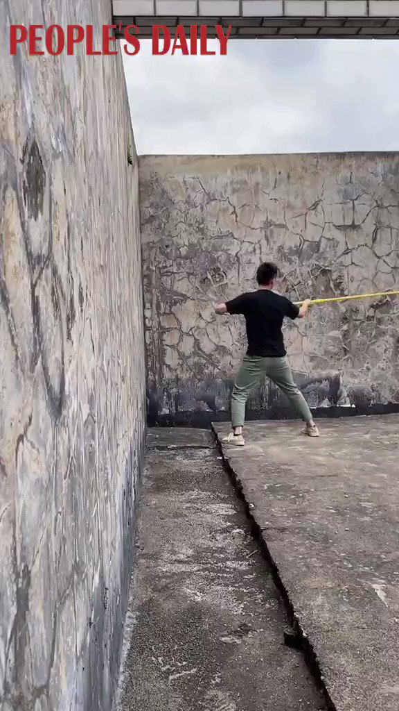 Watch how this talented artist turns a shabby wall into a lifelike horse. Hop on for a ride! https://t.co/cwIryTS6Xj
