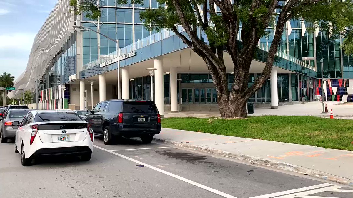 The long line at the Miami Beach Convention Center Covid-19 Testing site... cars are lined up for blocks. It opens for testing at 9am. #florida #stayhomestaysafe #wearamask https://t.co/Xcu6oVm50v