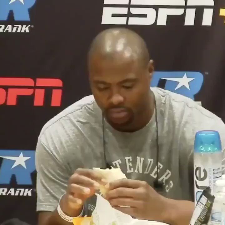 Two hours before entering the ring, Jerry Forrest is all about that roast beef wrap.
You fueling up 2 hours before the main event or nah? 🤔
#TakkamForrest | LIVE on ESPN https://t.co/ydyqQrE088