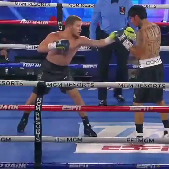 DOUBLE KNOCKDOWN! 😯
Corey Champion and Peter Cortez both touched the mat after being hit. #TakamForrest https://t.co/kRka53Lcj9