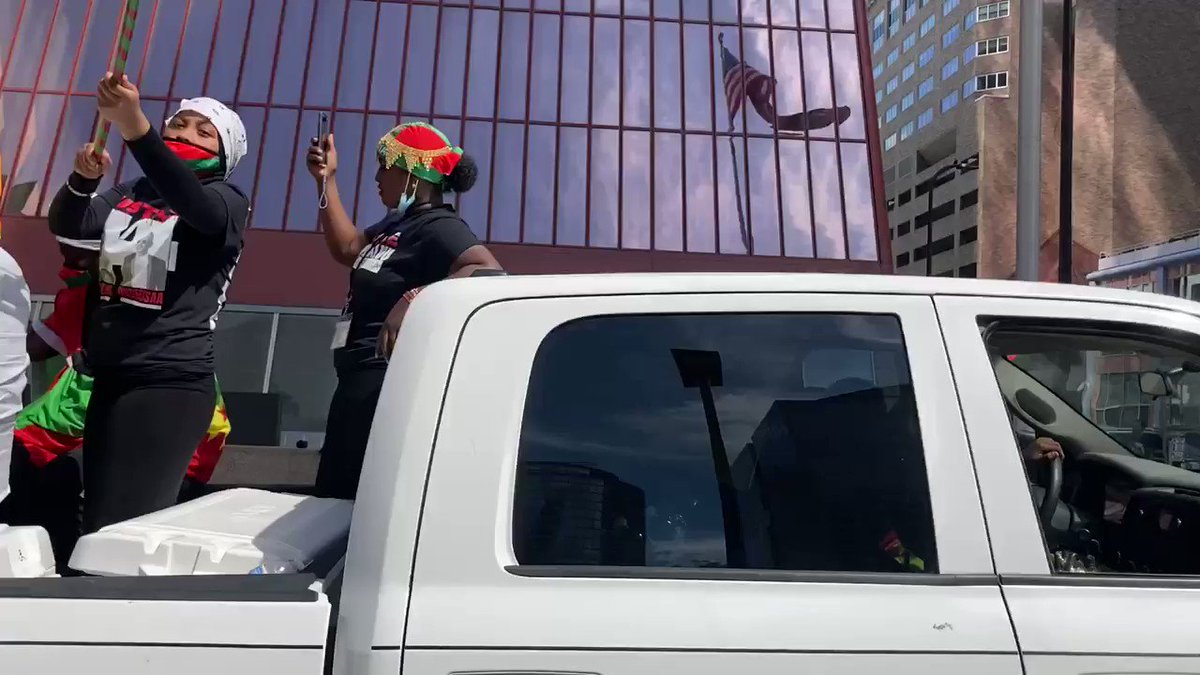 Oromo Protesters are moving south on 4th street in downtown Minneapolis. #Oromoprotests https://t.co/k9gUASZ5Ba