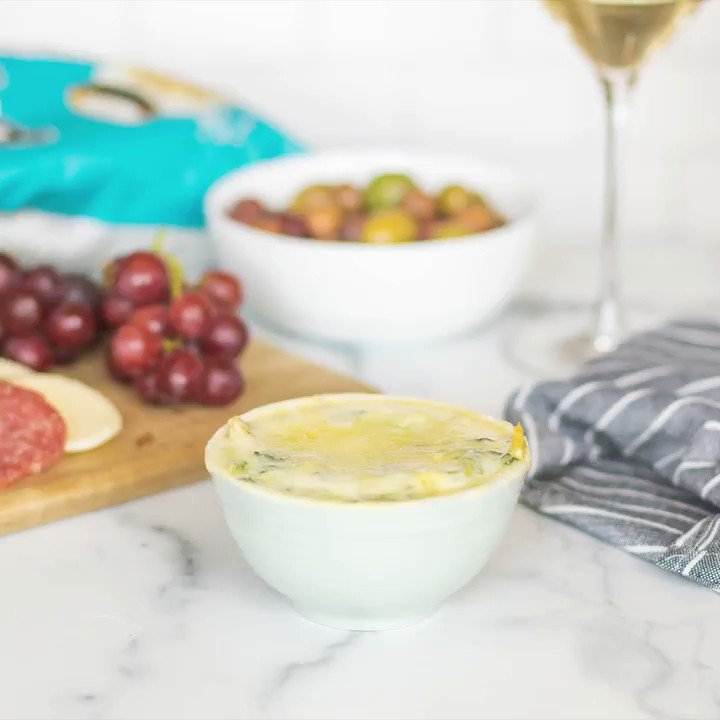 Who's up for a little Friday night #ChipChat? 🥔🍸
LIKE if you're a Dipper RETWEET if you're a Scooper 🧀😛
#teamSCOOP #happyhourathome #popchips https://t.co/ITxq2BIAtN