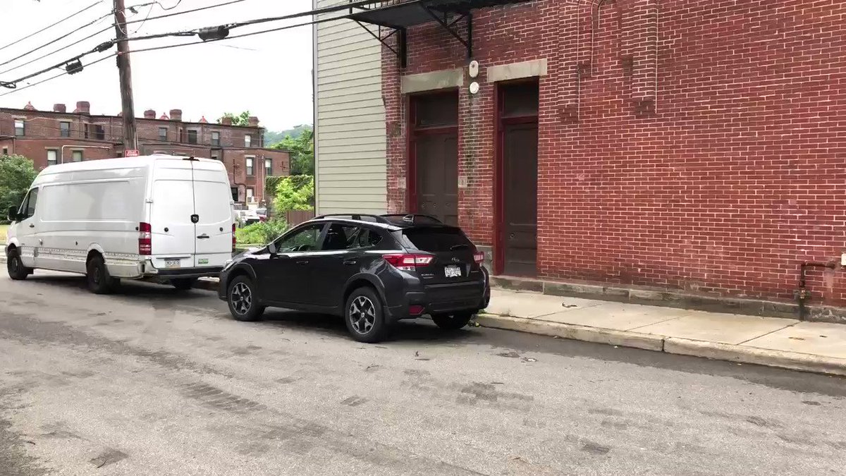 Pittsburgh police discover the body of a man on the ground near the intersection of Manhattan and Columbus Avenue here in Pittsburgh’s Manchester neighborhood @WPXI @WPXIMikeHolden @DavidWPXI @ThompsonFoto12 @WPXIAaronMartin @JillKGreenwood @WPXIRickEarle I https://t.co/708QnOzZii