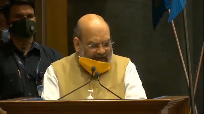 कोरोना के विरुद्ध लड़ाई में हमारे सुरक्षा बलों ने अपनी निष्ठा और समर्पण से पूरी दुनिया में एक मिसाल कायम की है। इस लड़ाई में सशस्त्र बलों के 31 योद्धाओं के बलिदान को नमन करता हूँ।
मानव जाति की रक्षा के लिए उनका बलिदान कोरोना लड़ाई के इतिहास में स्वर्णिम अक्षरों से लिखा जाएगा। https://t.co/eFcTioo2bb