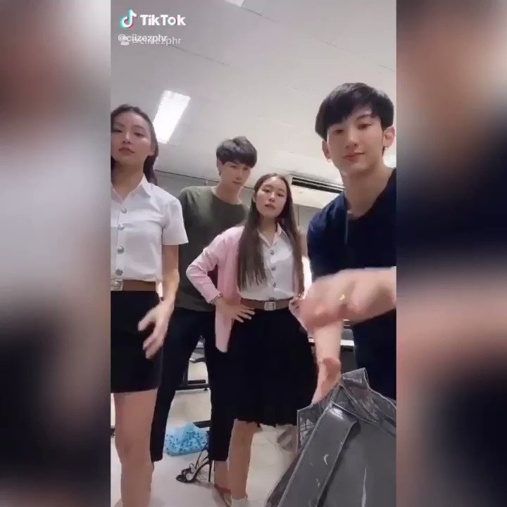 though his face is stable the way he move is so damn cute 🥰🥰🥰
Cr Ciizezphr TikTok
#PlapoddSuphakorn
#ต้นหนชลธี
#PlapoddMyanmarFanclub
#plapodd_fanclub
#GMMTV
#AISPLAY https://t.co/qBfjuD7DyA