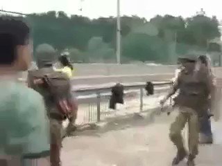 کشمیر میں9لاکھ سے زائد بھارتی فوجی پیلٹ گن'بند وق وگولی سمیت ہر قسم کی دہشتگر دی کے باوجود تحر یک آزادی کشمیرکو دبا نہیں سکے مسئلہ کشمیر کا واحد حل آزادی ہے جو انشاء اللہ کشمیر یوں کوضرور ملےگی بھارتی مظالم پر خاموش رہنے والوں کو بھی تاریخ کبھی معاف نہیں کر یگی
#KashmirBleeds https://t.co/TgPdxn4Nht