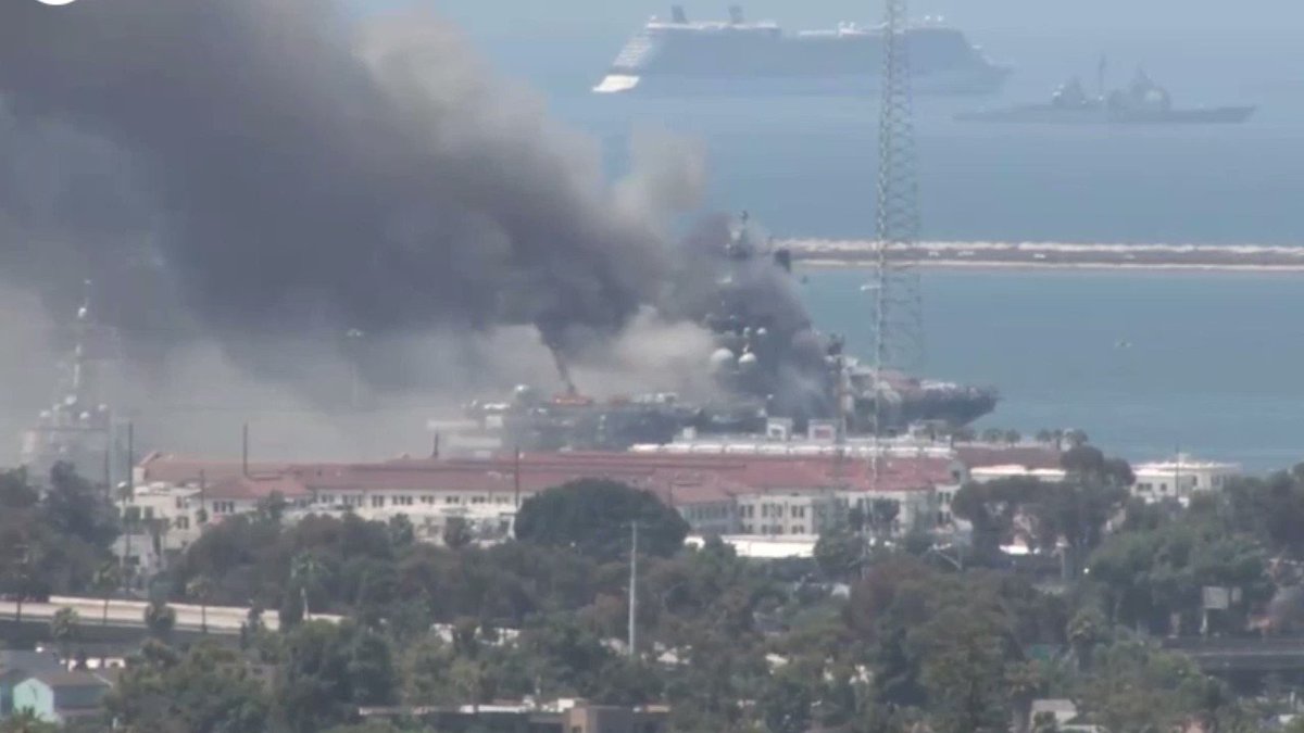 #12Jul 🇺🇸 Aumenta a 18 los marineros que fueron hospitalizados tras una explosión que fue reportada en un incendio en un barco de asalto militaren la base naval de San Diego, en California, de acuerdo a las Fuerzas Navales de Superficie. Vía: Telemundo Noticias. #TVVNoticias https://t.co/myrYFVzdGV