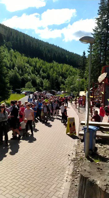 TN.cz (@TNcz_zpravy) on Twitter photo 2020-07-14 17:24:15 Sněžku vzali turisté útokem. Na lanovku se stojí hodinové fronty tn.nova.cz/clanek/kdo-chc… #Krkonoše Sněžku vzali turisté útokem. Na lanovku se stojí hodinové fronty tn.nova.cz/clanek/kdo-chc… #Krkonoše