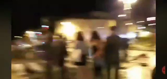 מעלה את הסרטון הזה כדי שהתקשורת תבין, שאם היו נוכחים במקום בו מאות אנשים עדיין מפגינים, זה לא היה קורה: אזרחים יושבים על הכביש במחאה פאסיבית וזרנוקי מים כחולים של המשטרה מפלחים אותם. אנשים נפצעו מזה. מה חטאם? שזעקו על מנהיג מושחת שעסוק אך ורק בעצמו והפקיר אותם ואת חייהם הקורסים https://t.co/iJ8ZJTFonz