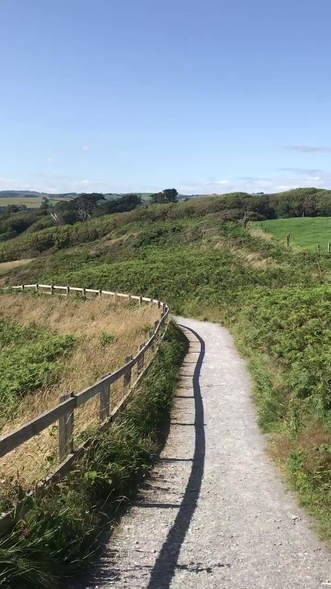 This afternoon I got to took the cliff walk from Ownahincha to The Warren beach! How beautiful @pure_cork @Failte_Ireland @discoverirl #PureCorkWelcomes #MakeABreakForIt https://t.co/iJ1qlSs02W