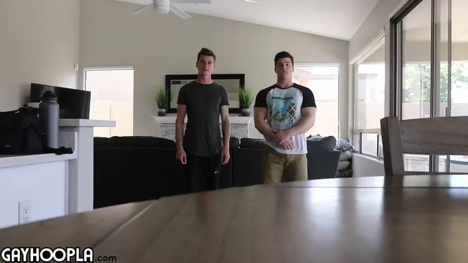 https://t.co/I6OrdrQsgQ << Collin Simpson Taking a 10 inch cock! @CollinSimpsonGH 

#gayhoopla #gay #10inches
