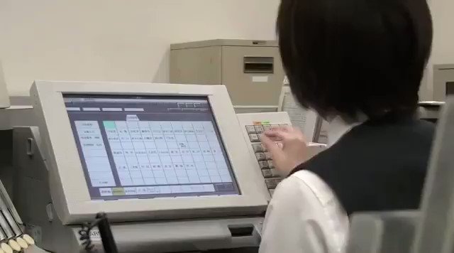 これぞプロの技？早技でミスの無い私鉄の定期券売りのお姉さんが凄い！