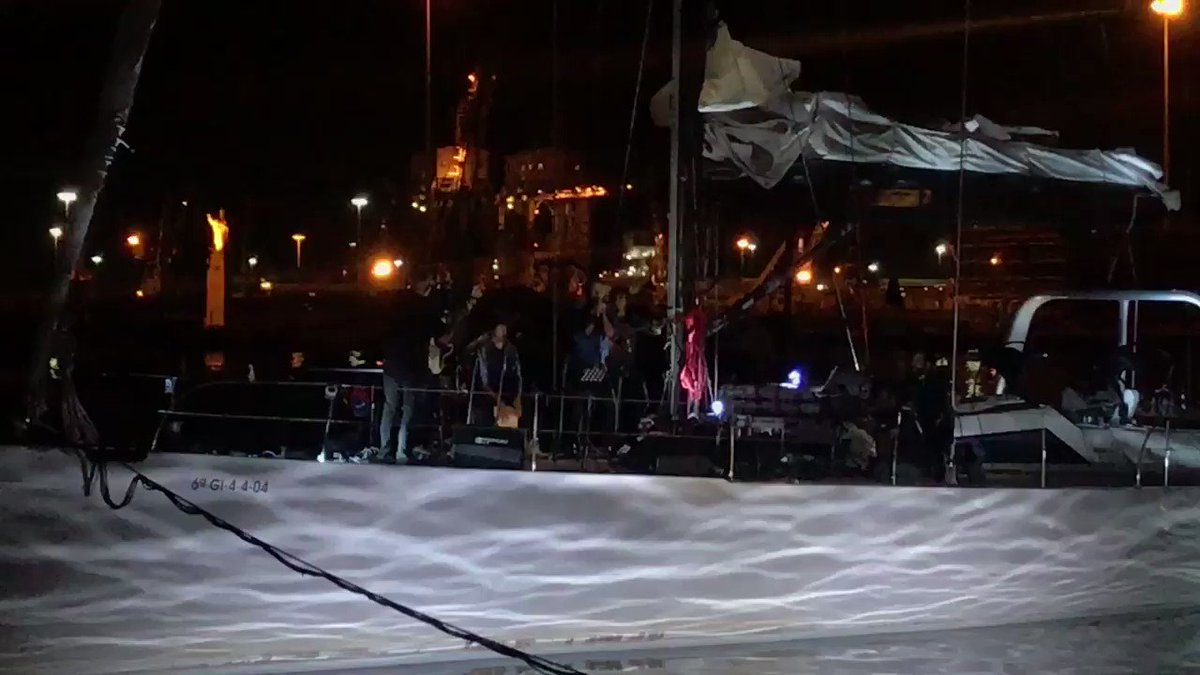 L’avevamo avvistato ieri in giro per Taranto, ed ecco ora a sorpresa @vasco_brondi a Porto Rubino, che presenta “Qui” insieme ai @Seltonmusic, «L’abbiamo provata in una cantina, molti metri sotto il livello del mare 🌊» https://t.co/FQdaqjXHei