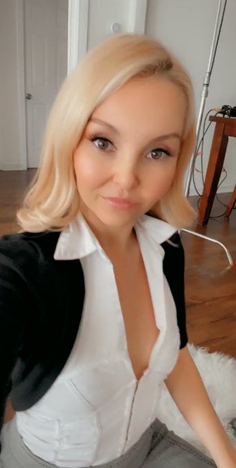 I used to wear this skirt and cardigan to job interviews lolll https://t.co/UX7yzP7mol