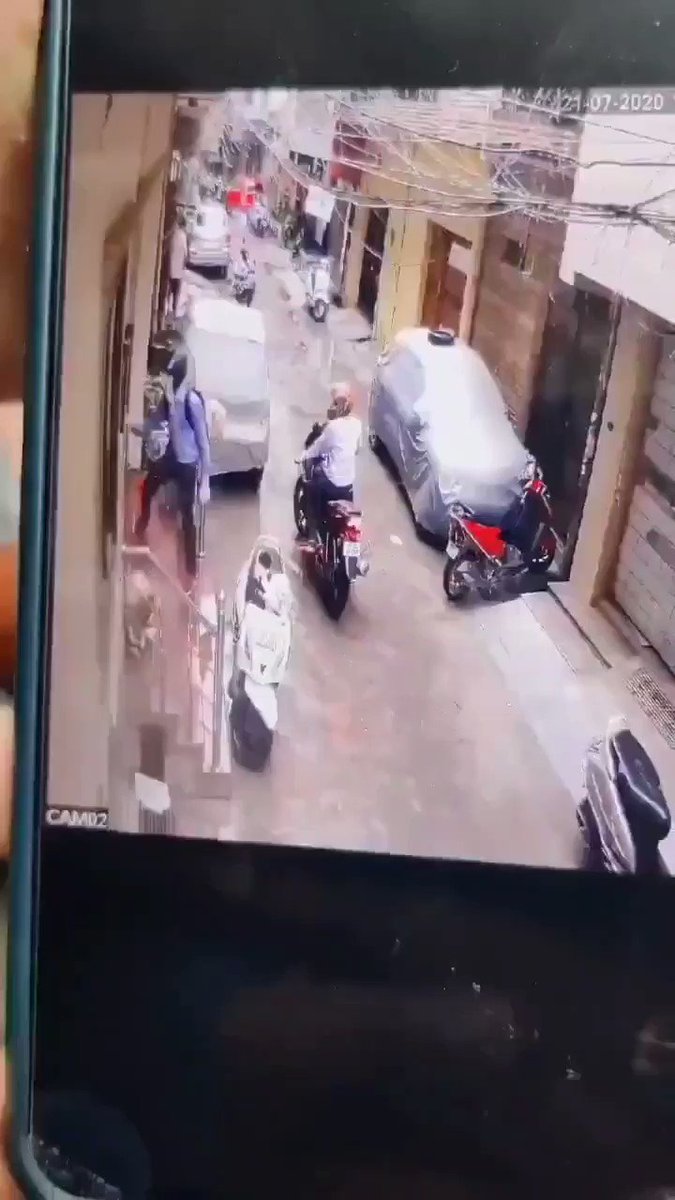 A mother was able to save her four-year-old daughter from being kidnapped on Tuesday from the clutches of armed kidnappers in Shakarpur area of East. @DelhiPolice 👏👏 https://t.co/1XdJJb3dIU
