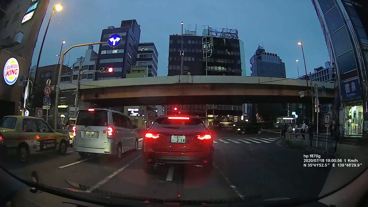 回避不可能?Uber Eatsの自転車が道路を横切ろうとして接触事故を