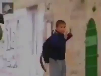 Life under occupation!
Watch how an israeli soldier, treat a terrified Palestinian child on his way to school.
https://t.co/AZsXwBF4Oz
