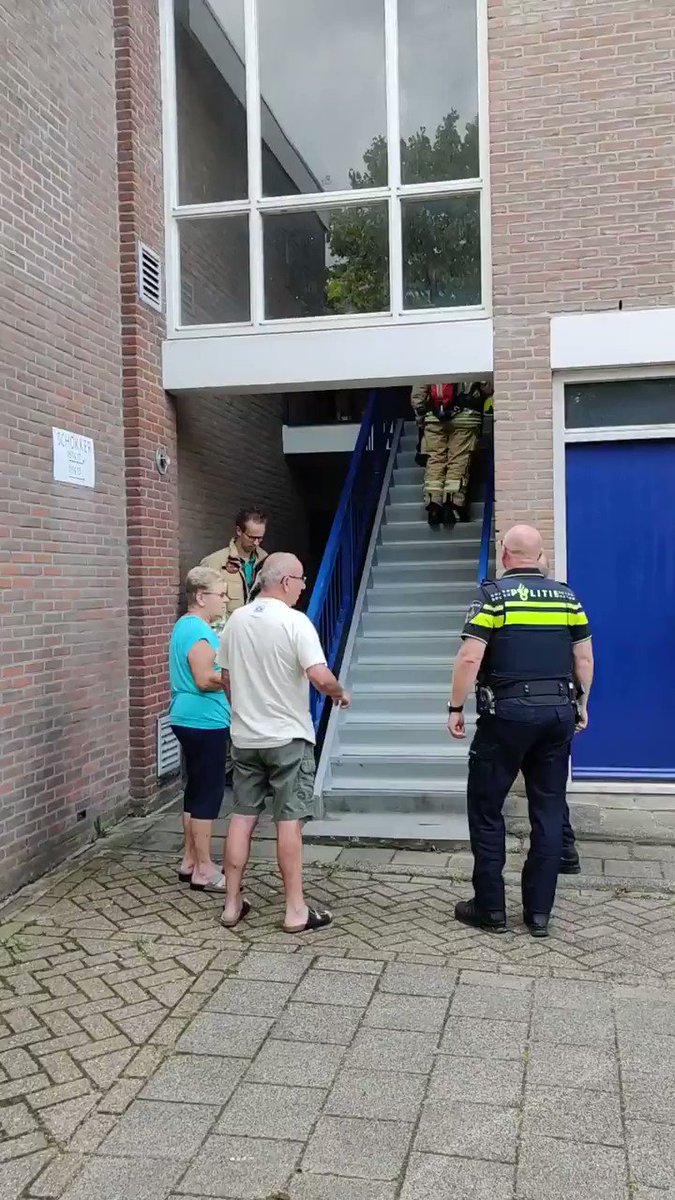 Video: Stevig deurtje wel, daar aan de #Schokker. Brandweer moest de deur openbreken i.v.m.