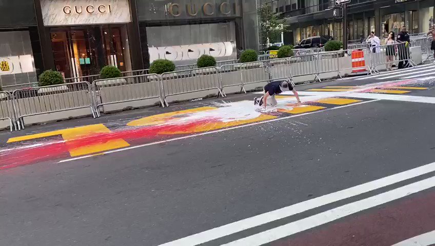Trump supporter arrested for second time after defacing #BlackLivesMatter mural in front of Trump Tower.
More: https://t.co/v6MkZENVzn
https://t.co/EkFkxj0j6c