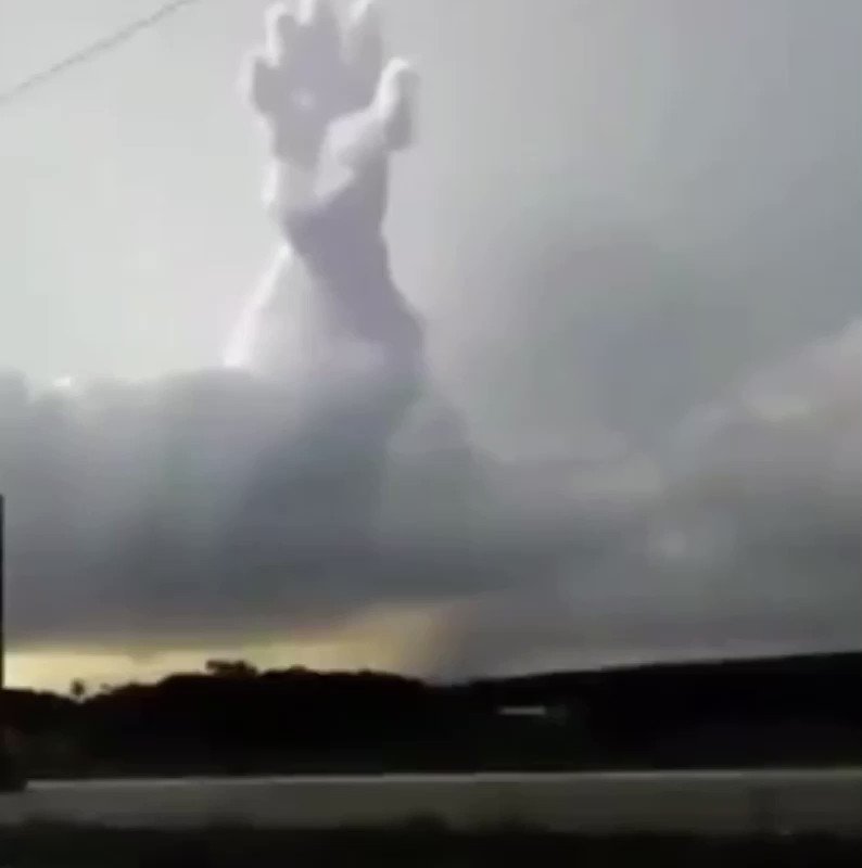 This is weird shit. Hand of god. https://t.co/bCTCbi1cq0