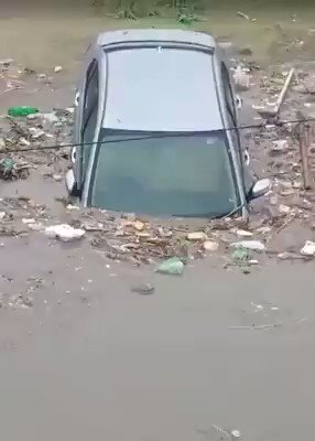 آج دن بھر پانی میں غرق کراچی کے مناظر دیکھ کر ایک سوال تو بنتا ہے کہ اگر عمران خان کی 2 سالہ کارکردگی کو ناقص کہہ کر PPP سمیت ساری اپوزیشن عمران حکومت گرانے کا منصوبہ بنا سکتی ہے تو سندھ حکومت کی آجکی کارکردگی پر تو سندھ کی اپوزیشن جماعتوں کو بھی سندھ حکومت گرانے کا حق ملنا چاہیے https://t.co/NGLwvHCY2F