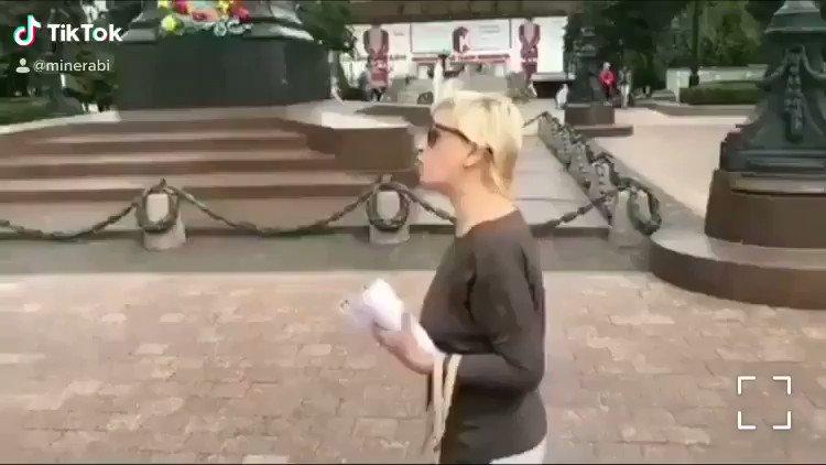 Человека задерживают за чтение стихов Пушкина (!) у памятника Пушкину на Пушкинской площади (!!!). В какое же днище скатилась путинская Россия. Будут показывать потомкам как наглядную иллюстрацию, и смеяться над тем, какими тупыми были жандармы перед свержением Путина. https://t.co/ywzI0EZzkv