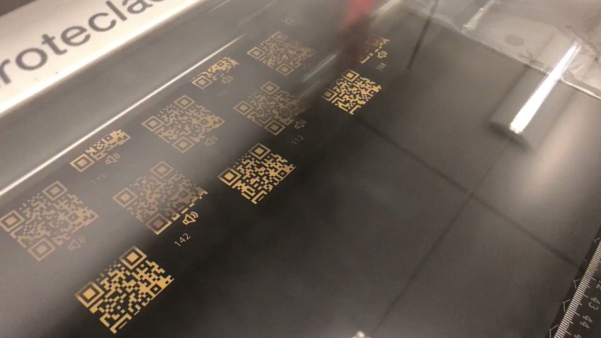 Unser #Lasercutter⚡️arbeitet auf Hochtouren. Erklärungen zu Ausstellungsobjekten werden mit QR-Code verlinkt. Beim #scan🤳öffnet sich eine #Webseite oder Audiodatei auf dem Smartphone 🎙️📲 #app #laser #mint #Laser #Ausstellung #interaktiv #QRCodes <a class=\"link-mention\" href=\"http://twitter.com/flux_nrw\" target=\"_blank\">@flux_nrw</a> <a href=\"https://t.co/Ul1g0CuU91\" class=\"link-tweet\" target=\"_blank\">https://t.co/Ul1g0CuU91</a>