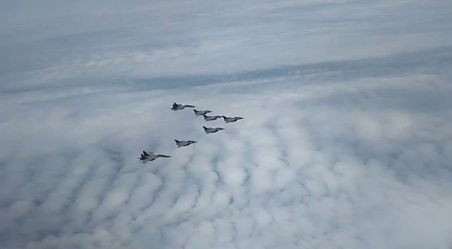 रक्षा मंत्री कार्यालय/ RMO India (@DefenceMinIndia) on Twitter photo 2020-07-29 08:41:53 The five Rafales escorted by 02 SU30 MKIs as they enter the Indian air space. @IAF_MCC The five Rafales escorted by 02 SU30 MKIs as they enter the Indian air space. @IAF_MCC