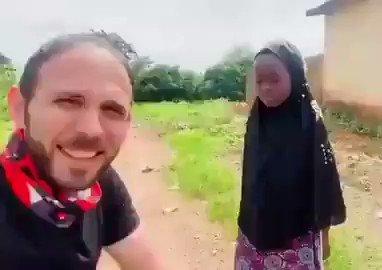 عامل في هيئة تركية إغاثية ، قدَّم هدية لطفلة إفريقية ، فكانت فرحتها لا تُوصف.
#عيد_الاضحى https://t.co/MZmxXnVfE9