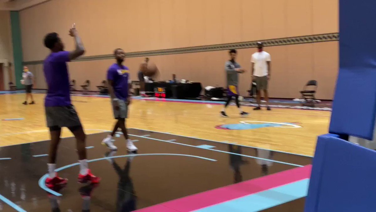 Lebron went to grab his phone so he could DJ the end of practice - first song choice: Big Krit β2000 & Beyond.β https://t.co/khyEy5XMZq