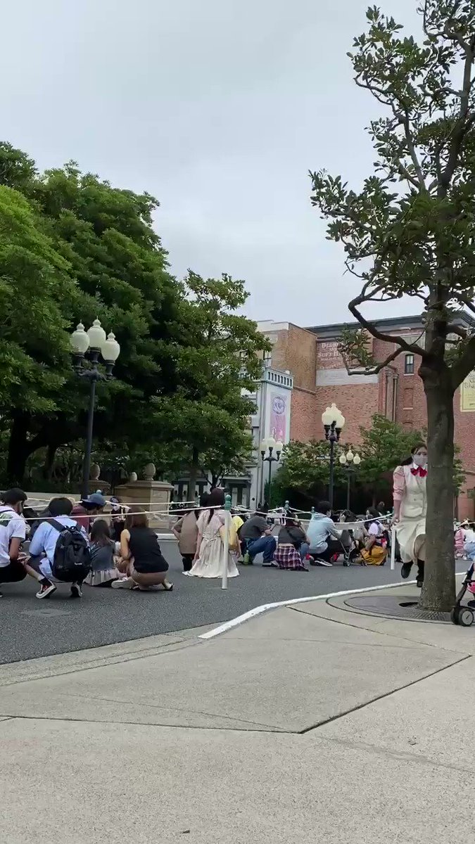 ディズニーで緊急地震速報発生 ミッキーやキャストらが 頭を守って と対応 Togetter ディズニーで緊急地震速報発生 ミッキーやキャストらが 頭を守って と対応 Togetter